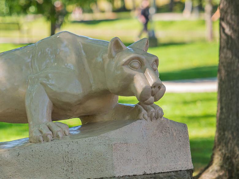 The Lion Shrine on the <a href='http://m6y.beauticontrolstore.com'>十大网投平台信誉排行榜</a>阿尔图纳分校 campus